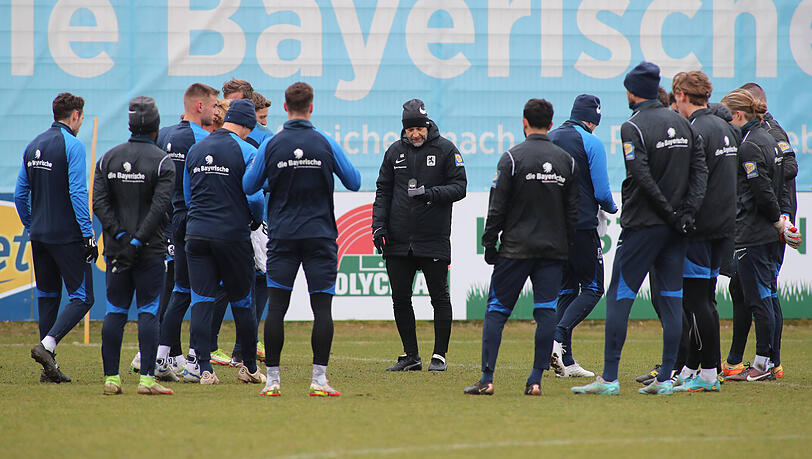 Günther Gorenzel (M.) mit der Mannschaft beim Training am Donnerstag. Günther Gorenzel (M.) mit der Mannschaft beim Training am Donnerstag.