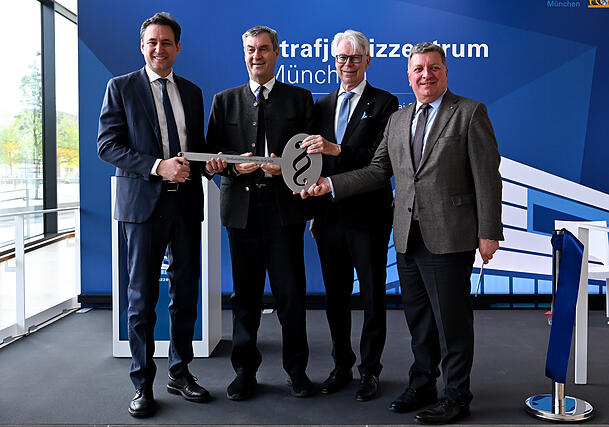 Die symbolische Schl&uuml;ssel&uuml;bergabe (v. l.): Bayerns Justizminister Georg Eisenreich,  Ministerpr&auml;sident Markus S&ouml;der, Hans-Joachim He&szlig;ler, Pr&auml;sident des Bayerischen Verfassungsgerichtshofs und Bauminister Christian Bernreiter.