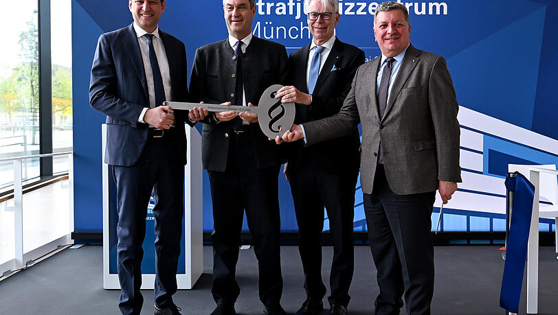 Die symbolische Schl&uuml;ssel&uuml;bergabe (v. l.): Bayerns Justizminister Georg Eisenreich,  Ministerpr&auml;sident Markus S&ouml;der, Hans-Joachim He&szlig;ler, Pr&auml;sident des Bayerischen Verfassungsgerichtshofs und Bauminister Christian Bernreiter.