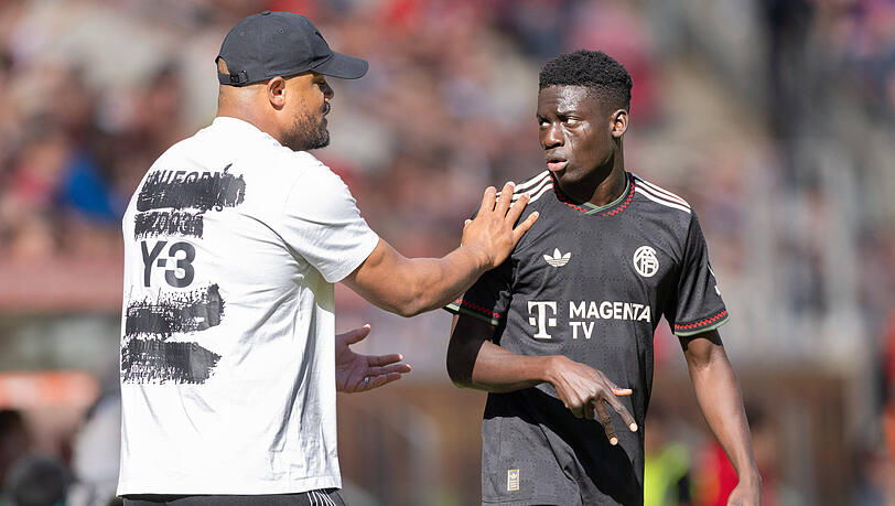 Bayern-Trainer Vincent Kompany mit Mittelfeld-Juwel Bara Sapoko Ndiaye. Bayern-Trainer Vincent Kompany mit Mittelfeld-Juwel Bara Sapoko Ndiaye.