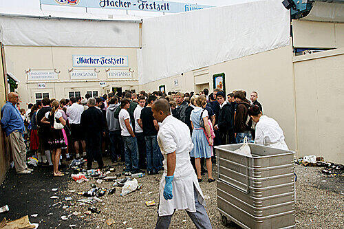 Leer Bierflaschen vorm Hacker Zelt