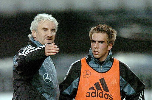 "Lustig, ja, und völlig unsystematisch" habe man unter Völler &bdquo;nichts Spezielles&ldquo; trainiert, schreibt Bayern-Profi Phillip Lahm in seinem Buch. Und war anscheinend schon damals nicht überzeugt von der Methodik des Bundestrainers. (Archivbild)
