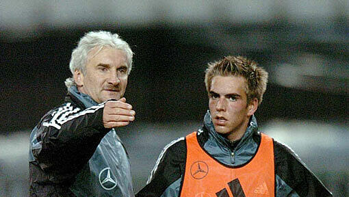 "Lustig, ja, und völlig unsystematisch" habe man unter Völler „nichts Spezielles“ trainiert, schreibt Bayern-Profi Phillip Lahm in seinem Buch. Und war anscheinend schon damals nicht überzeugt von der Methodik des Bundestrainers. (Archivbild) "Lustig, ja, und völlig unsystematisch" habe man unter Völler „nichts Spezielles“ trainiert, schreibt Bayern-Profi Phillip Lahm in seinem Buch. Und war anscheinend schon damals nicht überzeugt von der Methodik des Bundestrainers. (Archivbild)