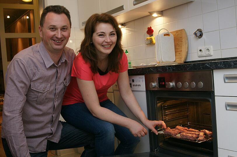 Haching-Coach Mihai Paduretu mit Ehefrau Ofelia, die Cevapcici zubereitet hat.