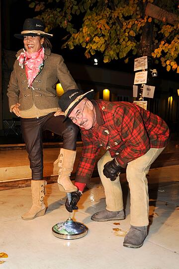 Otto Retzer und Frau Shirley bei der 7. Angermaier Eisstock-WM in Tracht im Biergarten des Park Café München in München am 19.11.2013.