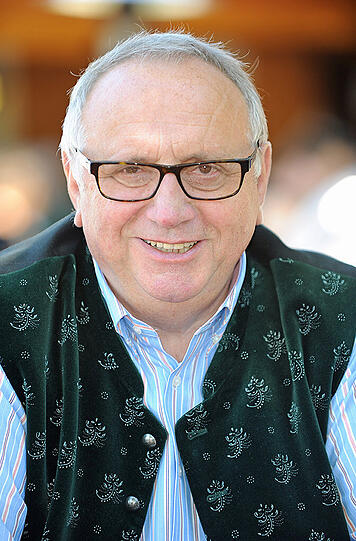 Toni Roiderer, Wiesn-Wirtesprecher: &bdquo;Herzlichen Glückwunsch, liebe AZ, ich abonniere euch jetzt wieder! Ich war vor einem Jahr ein bissl erstaunt über das neue, kleinere Format und dass abendliche Sportereignisse gefehlt haben, aber das ist zum Glück bald komplett behoben. Die AZ ist wieder auf dem richtigen Weg.&ldquo;
