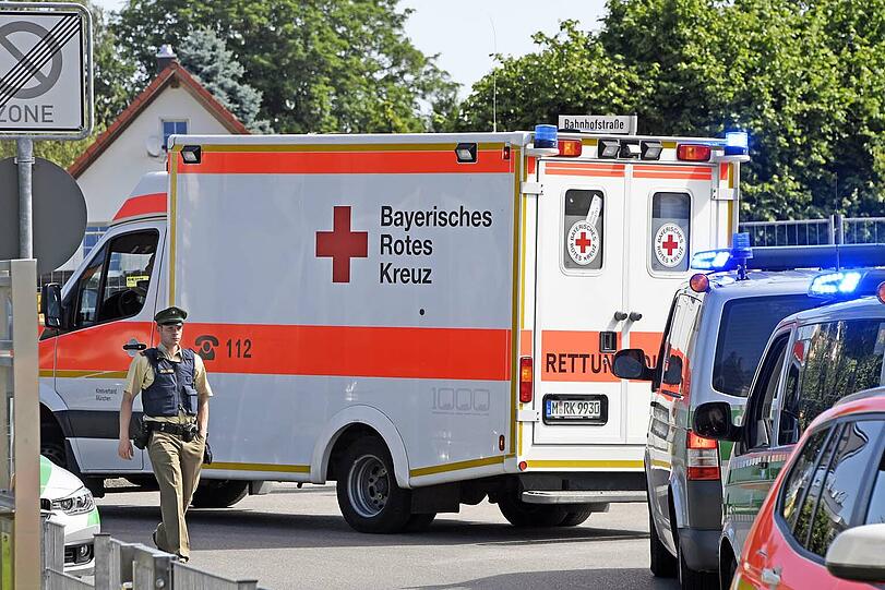 Ein Verletzter wird mit Polizeischutz abtransportiert.