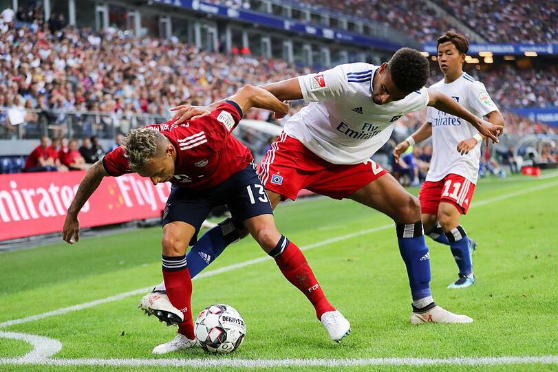 Rafinha im Zweikampf mit Josha Vagnoman vom HSV.