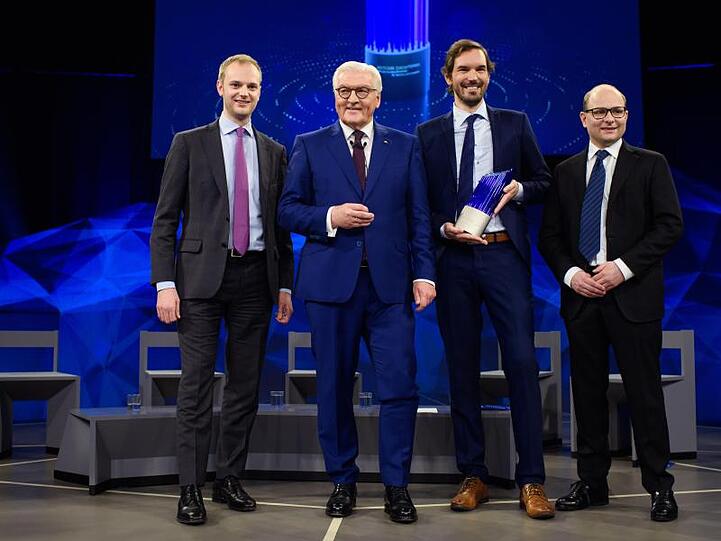 Frank-Walter Steinmeier (2. v. l.) mit den Trägern des deutschen Zukunftspreises. Foto: Gregor Fischer/dpa
