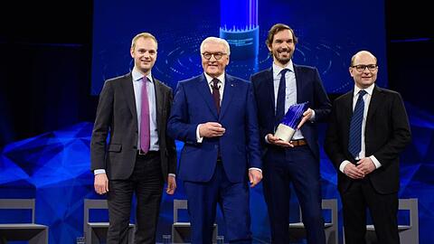 Frank-Walter Steinmeier (2. v. l.) mit den Trägern des deutschen Zukunftspreises. Foto: Gregor Fischer/dpa