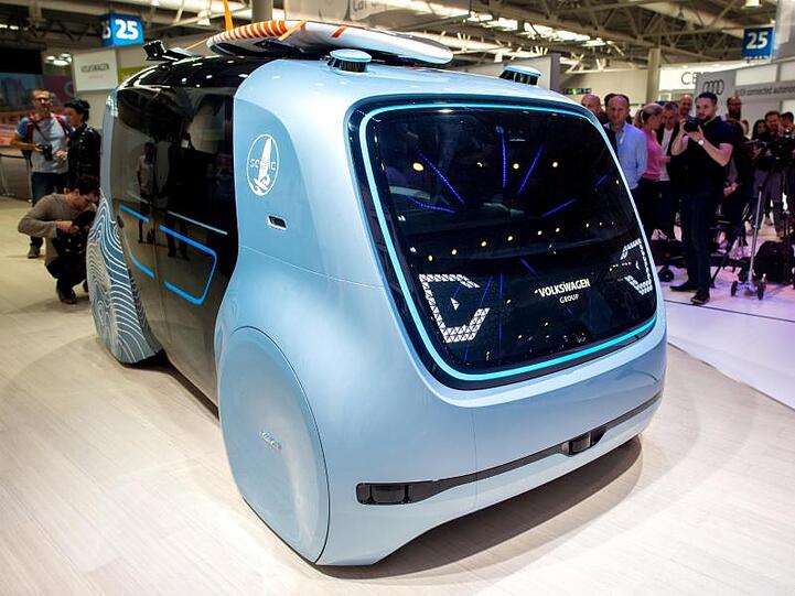 Das autonom fahrende Fahrzeug "Cedric" steht am Stand von Volkswagen bei der Digitalisierungsmesse Cebit.