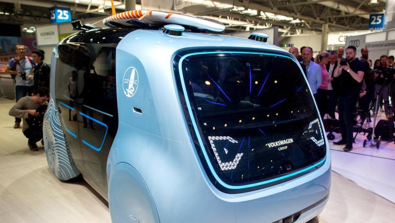 Das autonom fahrende Fahrzeug "Cedric" steht am Stand von Volkswagen bei der Digitalisierungsmesse Cebit. Das autonom fahrende Fahrzeug "Cedric" steht am Stand von Volkswagen bei der Digitalisierungsmesse Cebit.