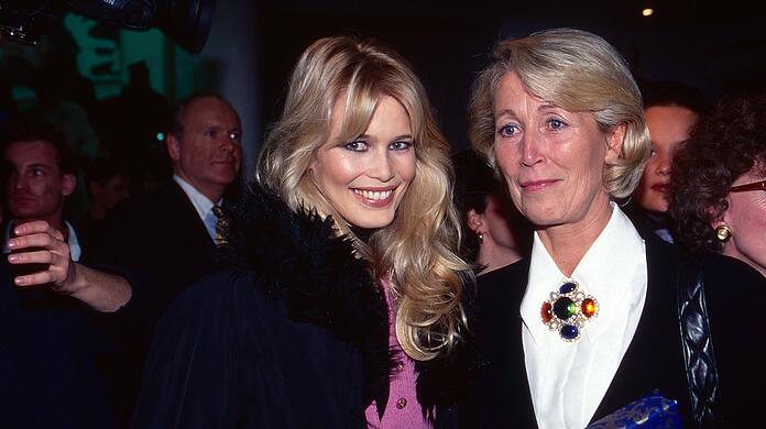 Claudia Schiffer mit Mutter Gudrun im Jahr 1991.
