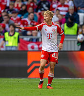 Frans Krätzig hat seinen Vertrag bis 2027 beim FC Bayern verlängert.