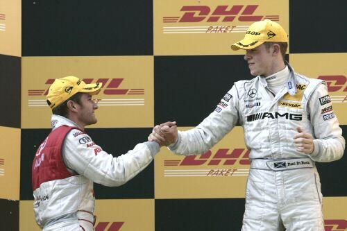 So stellen sich das die Silbermänner auch für den Sonntag vor: Audi Mann Timo Scheider (li.) gratuliert Paul di Resta.