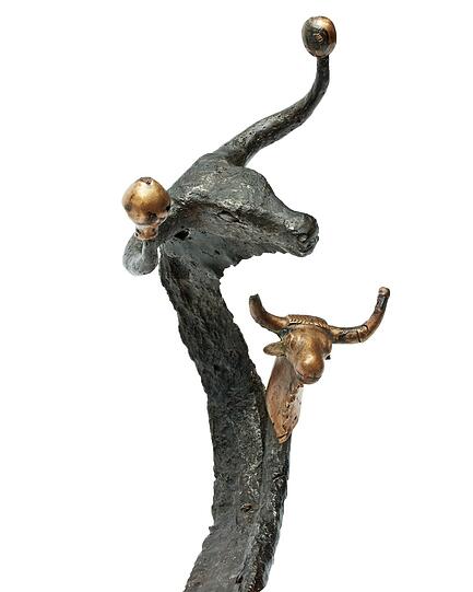 Dieser keltische Feuerbock mit Stierköpfen entstand um 100 vor Christus und diente als Herdaufsatz. Gefunden wurde er 1985 in Mörslingen bei Dillingen. Die goldene Kugelzier der Hörner hatte wohl kultische Bedeutung wie bei den griechisch-römischen Stieropfern. Denkbar wären auch Schmuck und Schutz bei rituellen Stierkämpfen.