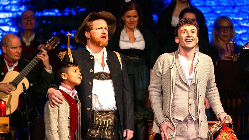 Roland Schreglmann als Besenbinder mit B&uuml;hnenkind Lian und Markus &Uuml;cker als Handwerksbursch Hansei.