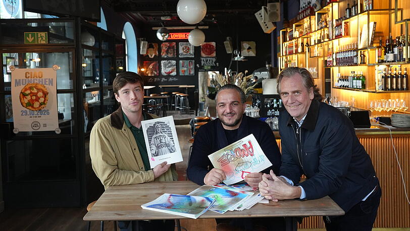 Jede Speisekarte im Papi ist ein Unikat. Marcus Gill, Kerim Kilic und Marc Uebelherr bringen neapolitanische Streetart und Pizza an die Isar. Jede Speisekarte im Papi ist ein Unikat. Marcus Gill, Kerim Kilic und Marc Uebelherr bringen neapolitanische Streetart und Pizza an die Isar.