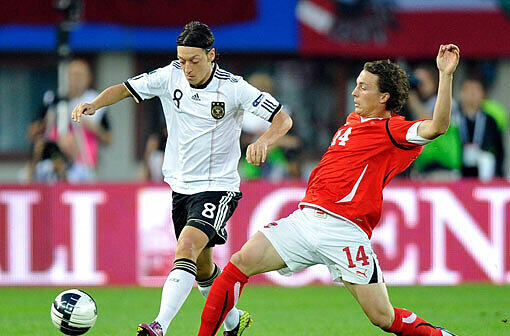 Mesut Özil, hier im Hinspiel gegen Österreichs Baumgartlinger, ist nur einer von vielen kreativen Mittelfeldspielern des DFB-Teams.
