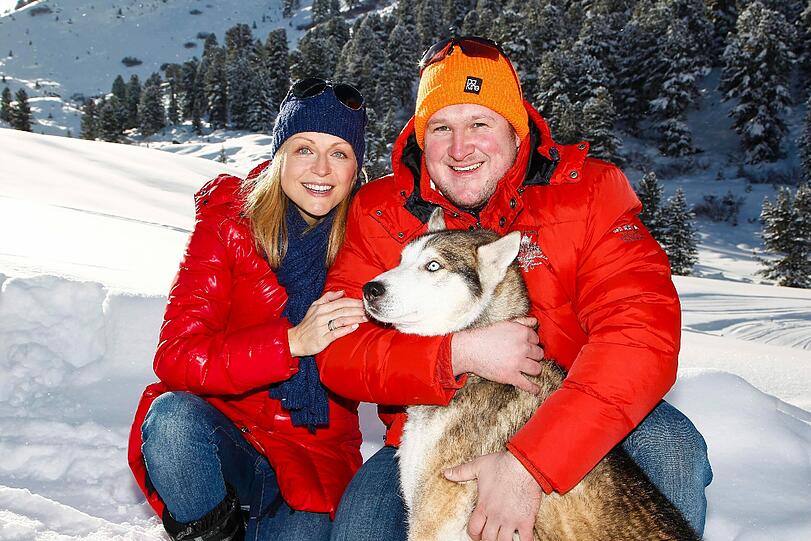Die beiden lieben Hunde: Gewichtheber Matthias Steiner und seine Inge, beide in grellem Rot, beim 4. Tirol Cross Mountain in Kühtai.
