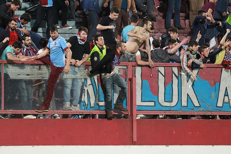 Brutaler Angriff auf einen Schiedsrichter: Nach Fan-Krawallen wurde die Partie in Trabzon kurz vor Schluss abgebrochen. Die Bilder