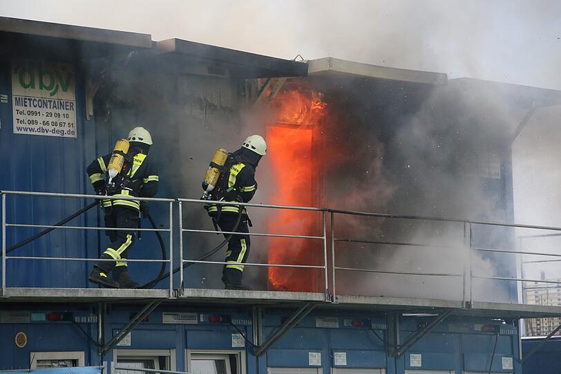 Ein Wohncontainer explodiert in Obertaufkirchen. Nach einem lauten Knall lodern die Flammen. Hier die Bilder.