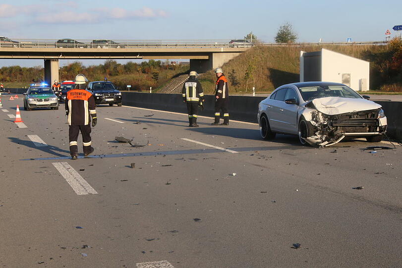 Der VW Passat konnte nicht mehr rechtzeitig bremsen und krachte in den Audi. Die A94 war nach dem Unfall kurzzeitig gesperrt.