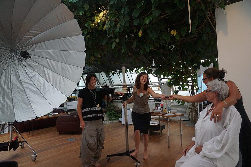Links im Bild: Die Fotografin Bela Raba, hier mit Constanze Müller, Initiatorin vom Projekt Zimtsterne "50 Cent World Project".