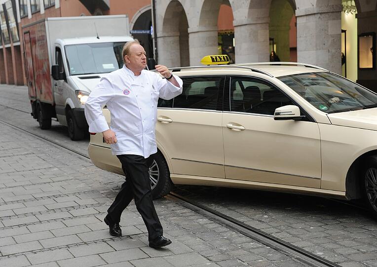 Jetzt aber schnell! Alfons Schuhbeck muss sich beeilen, damit er noch rechtzeitig in der Küche steht.
