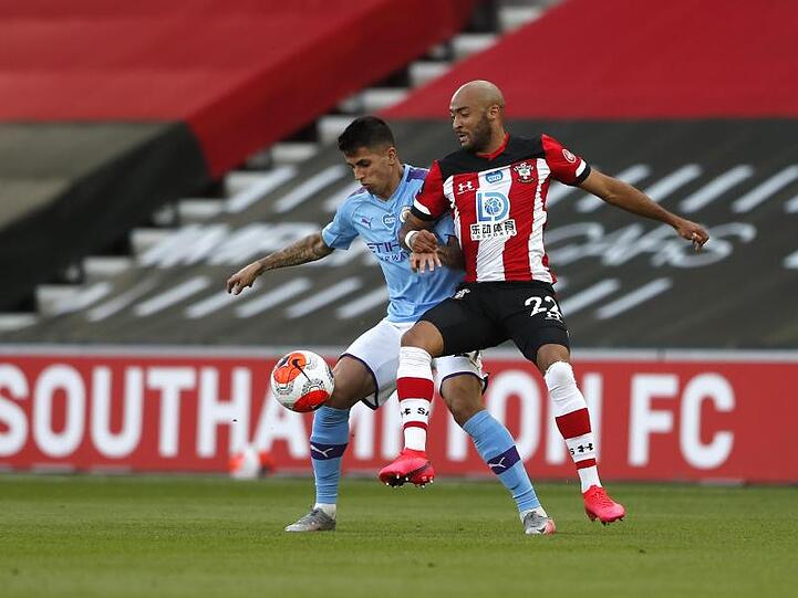 City-Profi Joao Cancelo (l) im Zweikampf mit Nathan Redmond vom FC Southampton.