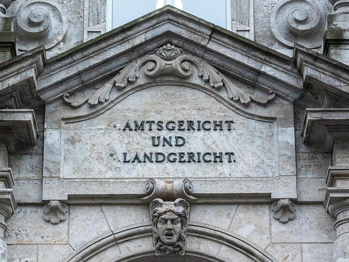 "Amtsgericht und Landgericht" steht an dem Justizgebäude in Regensburg. Foto: Armin Weigel/dpa/Archivbild