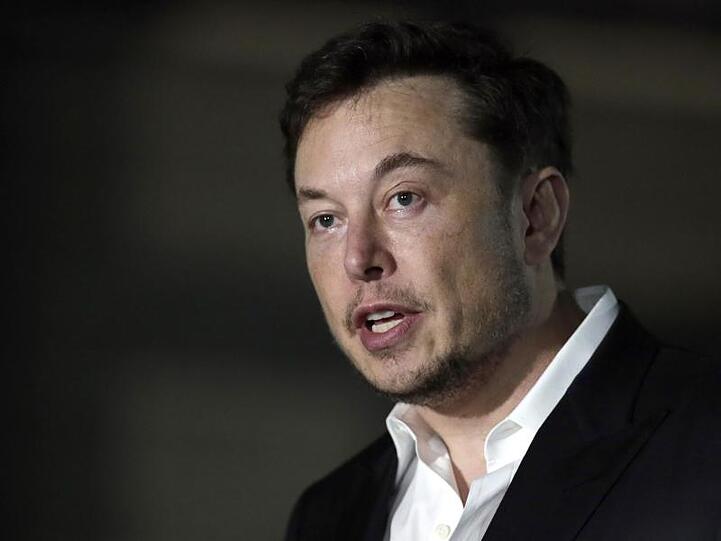 "Tesla baute 0 Autos 2011, aber wird 2019 rund 500 000 bauen", twitterte Unternehmenschef Musk. Das wertet die Börsenaufsicht SEC als Verstoß gegen Auflagen.