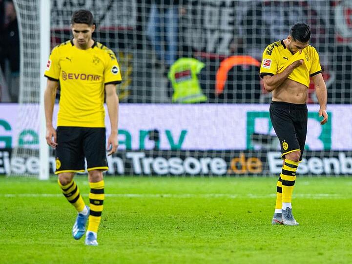 Nach dem Tor zur 4:3-Führung für Leverkusen ist Dortmunds Emre Can (r) die Freude über sein Traumtor zuvor vergangen.