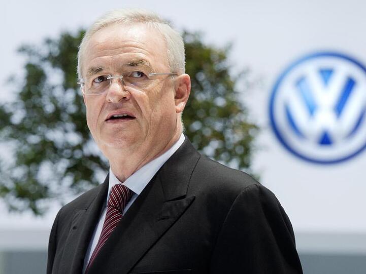 Im Abgas-Skandal von Volkswagen ist der frühere Konzern-Chef Martin Winterkorn gemeinsam mit vier weiteren Führungskräften unter anderem wegen schweren Betrugs angeklagt worden.