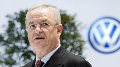 Im Abgas-Skandal von Volkswagen ist der frühere Konzern-Chef Martin Winterkorn gemeinsam mit vier weiteren Führungskräften unter anderem wegen schweren Betrugs angeklagt worden.