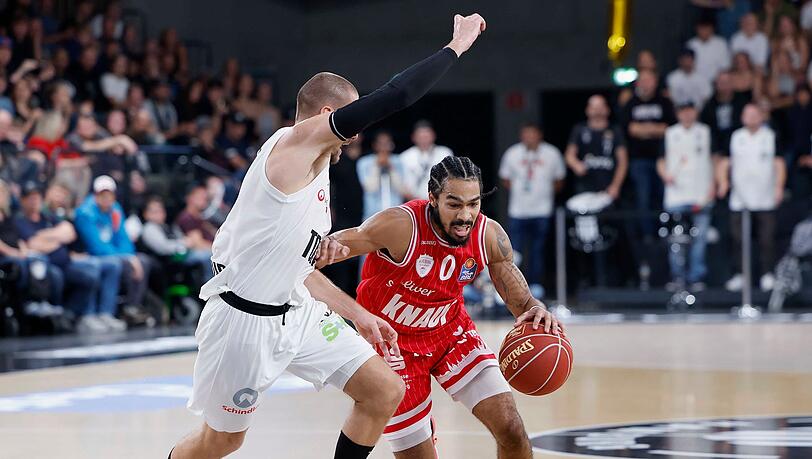 Hamburgs  Nico Brauner (l) spielt gegen Würzburgs Otis Livingston.