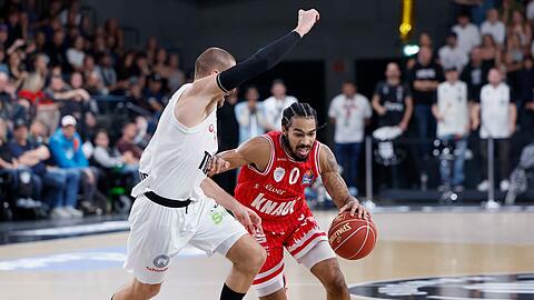 Hamburgs  Nico Brauner (l) spielt gegen Würzburgs Otis Livingston.