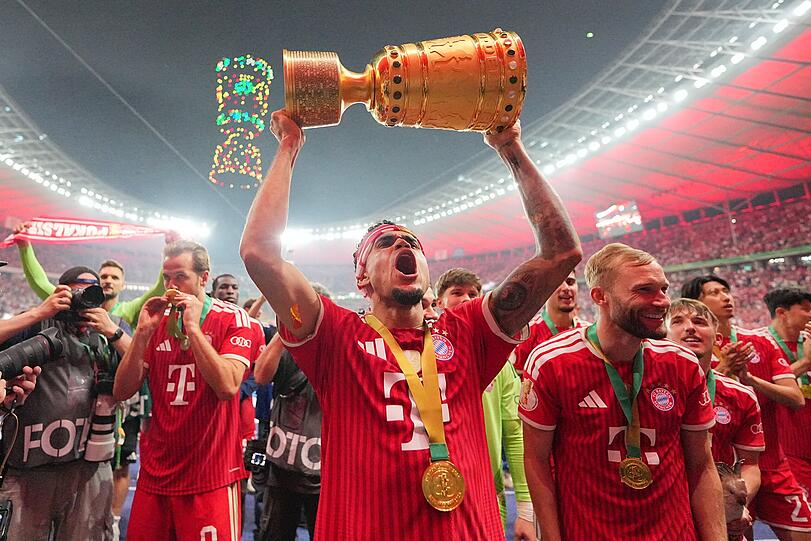 Luis Díaz reckt den Pokal in die Höhe.+ Luis Díaz reckt den Pokal in die Höhe.+