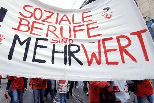 Protest und Forderungen: Die Erzieherinnen streikten auf dem Marienplatz.