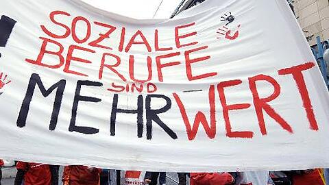 Protest und Forderungen: Die Erzieherinnen streikten auf dem Marienplatz.