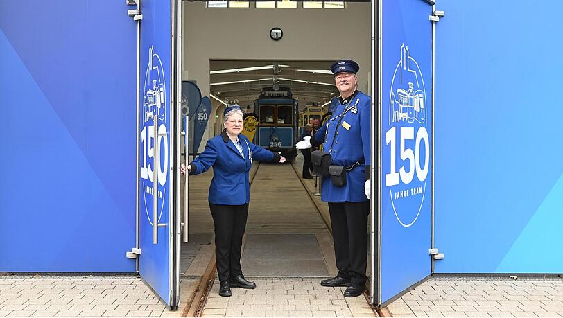 Hereinspaziert im MVG-Museum. Im Hintergrund ist der 1901 gebaute A-Wagen zu sehen. Hereinspaziert im MVG-Museum. Im Hintergrund ist der 1901 gebaute A-Wagen zu sehen.