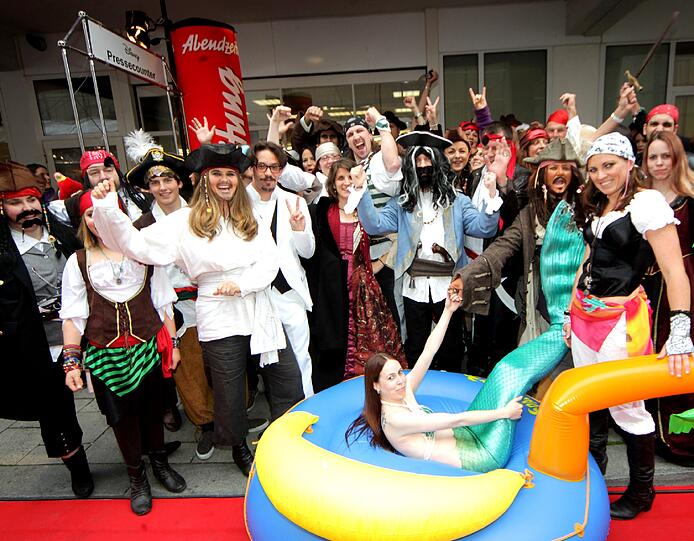 Als Piraten und Piratenbräute verkleidet - so kamen viele AZ-Leser zur Premiere.