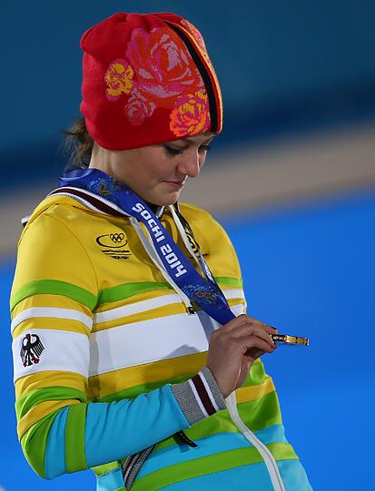Siegerehrung für die Skispringerinnen: Carina Vogt freut sich über ihre Goldmedaille in Sotschi.