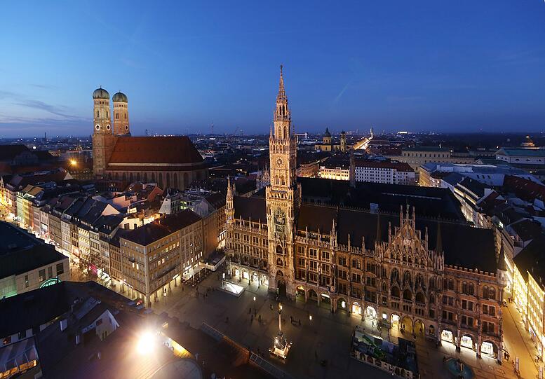 Der München-Klassiker: Frauenkirche und Rathaus.