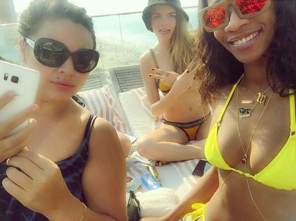 Sommer, Freunde, Pool und Strand: Mit einem nasskalten Herbst will Model Cara Delavigne (Mitte) nichts zu tun haben.