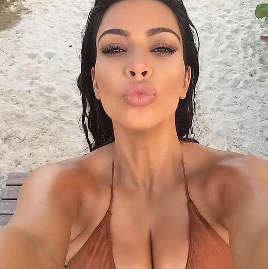 Zickenalarm: Bette Midler macht sich über Kim Kardashians Nackt-Selfies lustig. Eine Auswahl der freizügigsten Bilder.