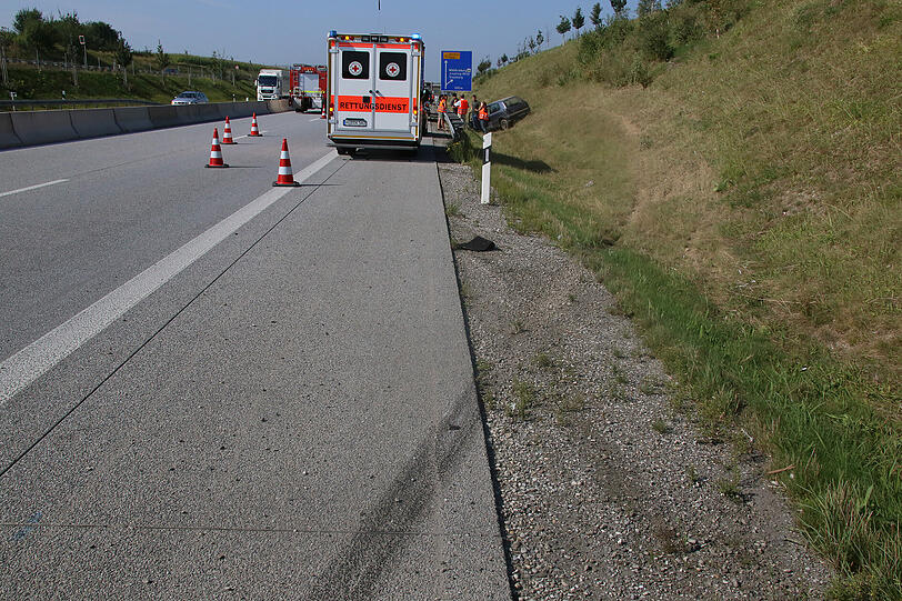Der Fahrer wollte die Zigarette aus dem Fußraum aufheben und kam dabei mit 150 Sachen von der Fahrbahn ab. Die Bilder von den Aufräumarbeiten.