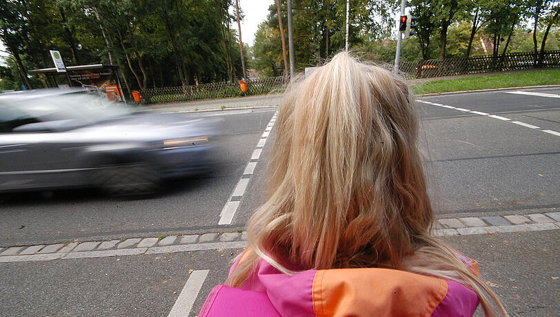 Die Zehnjährige war auf dem Weg von der Schule nach Hause, als der Mann versuchte, sie in sein Auto zu zerren. (Symbolbild) Die Zehnjährige war auf dem Weg von der Schule nach Hause, als der Mann versuchte, sie in sein Auto zu zerren. (Symbolbild)