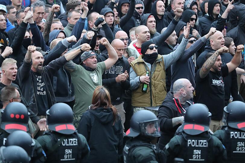 Chemnitz hat sich innerhalb von wenigen Stunden zum Pulverfass entwickelt. Nach dem gewaltsamen Tod eines 35-Jährigen marschierten innerhalb kürzester Zeit rechte Demonstranten auf - ihnen stellten sich am Montag linke Demonstranten gegenüber. Um ein unmittelbares Aufeinandertreffen zu verhindern, rückte die Polizei mit Hundertschaften an. Die Bilder aus Chemnitz.