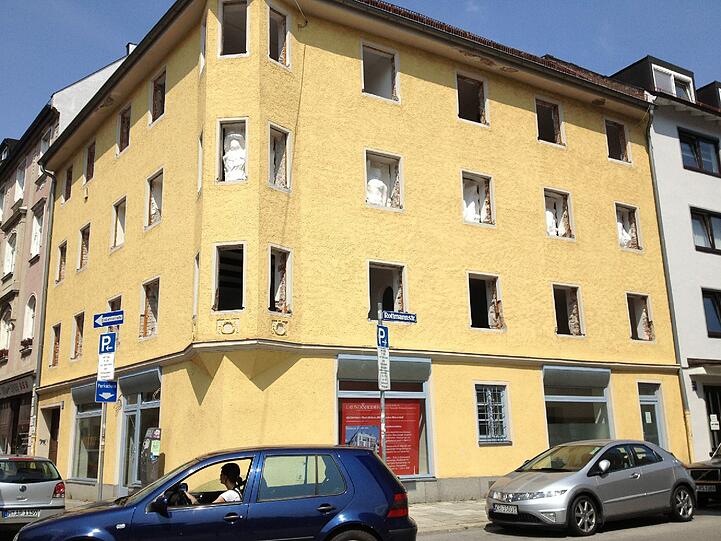 In diesem entkernten Eckhaus haben die Künstler Max Blume, Kaspar Dettinger, Bruno Knychalla und Martin Reitenbach das Projekt verwirklicht.
